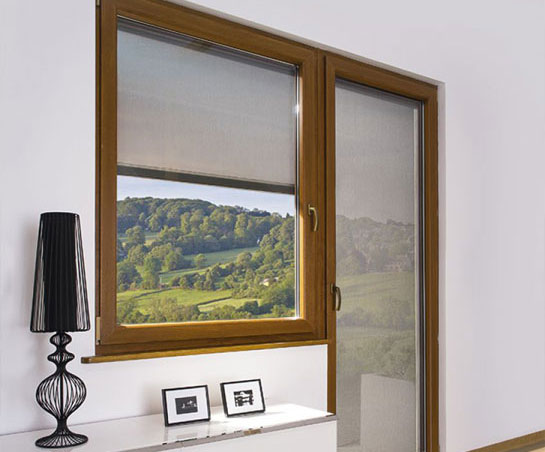 utsikt utifrån FAKRO VMZ button electric screen vertical awning and window awning