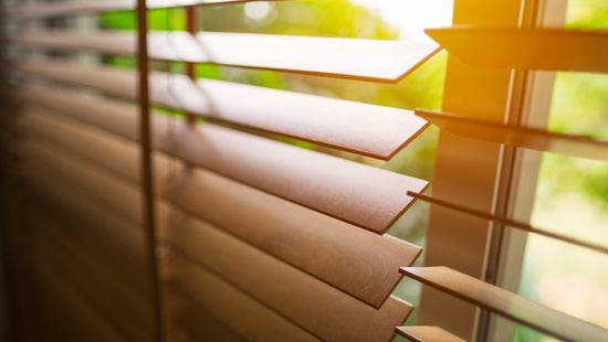 
										Träpersienner med tejp
																						