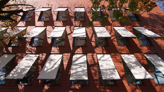 
										Solskyddande balkongmarkiser
																						